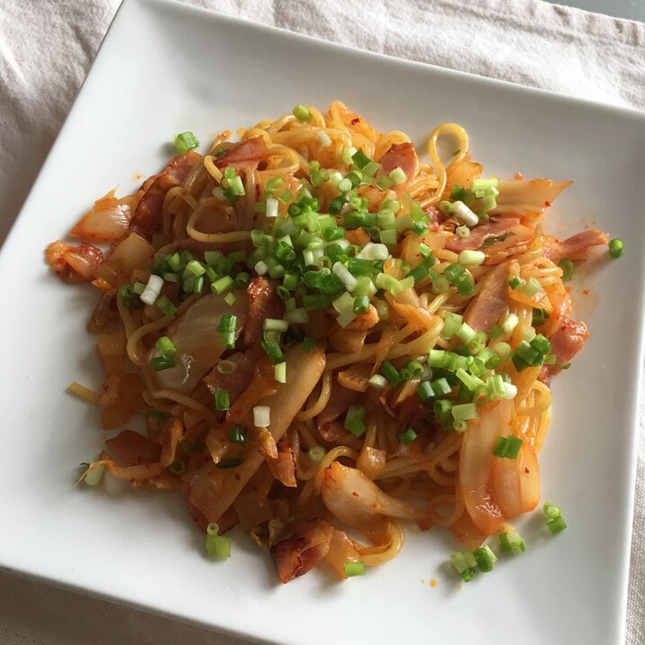 キムチとべったら漬とベーコン焼きそばネギのせ♡